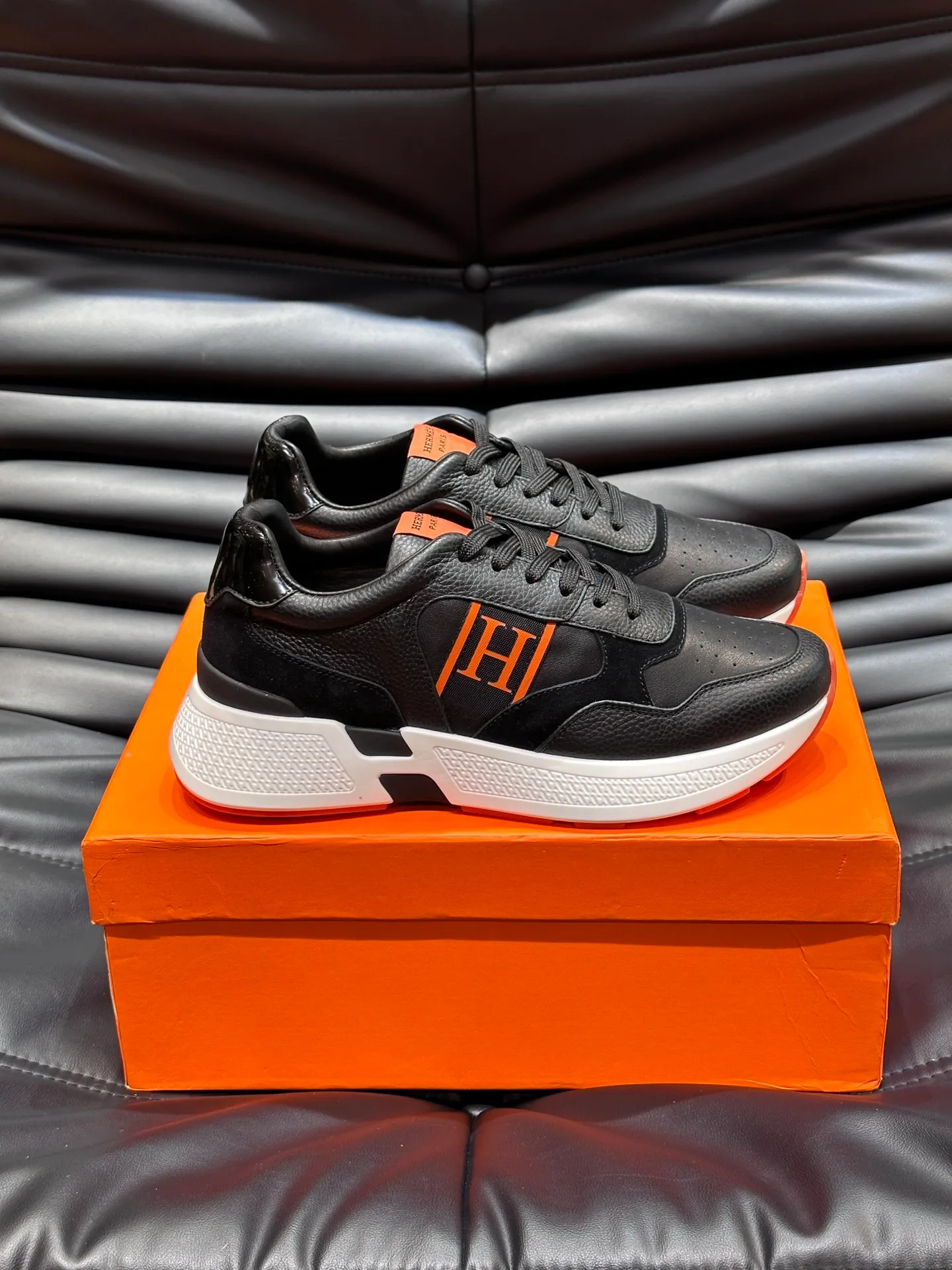 Factory price: 520💰HERMES/Hermes Hugo thick-soled sneakers are casual men's shoes. These sneakers are made of imported first-layer cowhide leather and breathable mesh design. The contrasting color design creates a dynamic and modern shape. The front end of the toe is decorated with natural-color rubber inlays, making it novel and fashionable. The texture is incomparable, with cowhide lining and cowhide foot pads, the upper foot is comfortable and breathable, and the rubber sole is decorated with geometric patterns and iconic "H" details. A very personal one! Size: 39-44 (customized at 38.45)